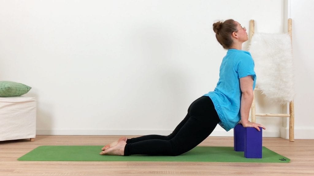 yoga met blokken handen op blok