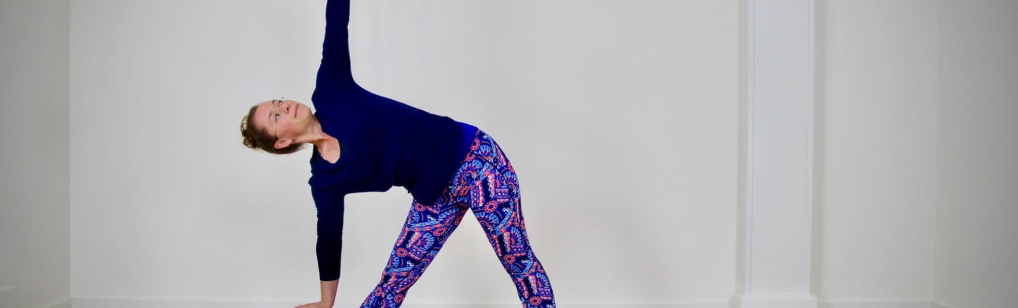 de Driehoek - Trikonasana - Plaats het blok naast je voet in de voor jou juiste hoogte