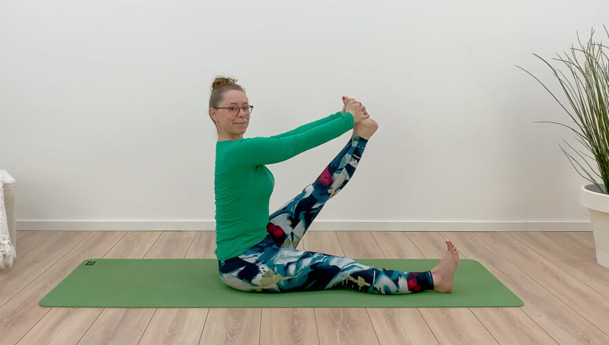 onlineyoga van Yogaplaza is de beste manier om thuis lessen te doen. Nanda in yogahouding op yogamat